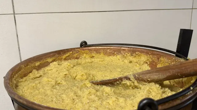 Polenta mieszana w miedzianym kotle