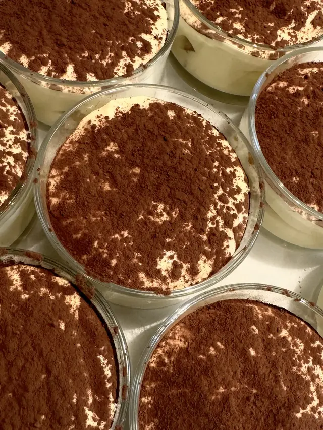 Tiramisù w szklanych pucharkach, posypane kakao